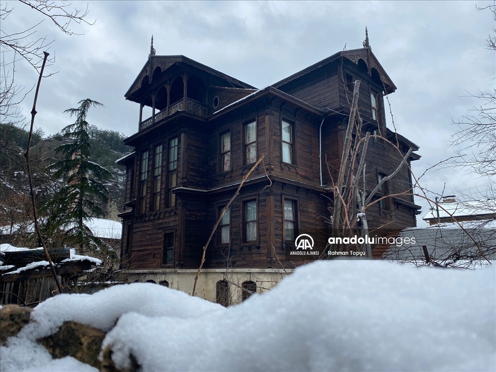 Osmanlı kasabası Mudurnu beyaza büründü