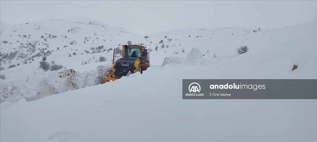 Hakkari'de metrelerce kar altındaki yollarda çalışmalar sürüyor