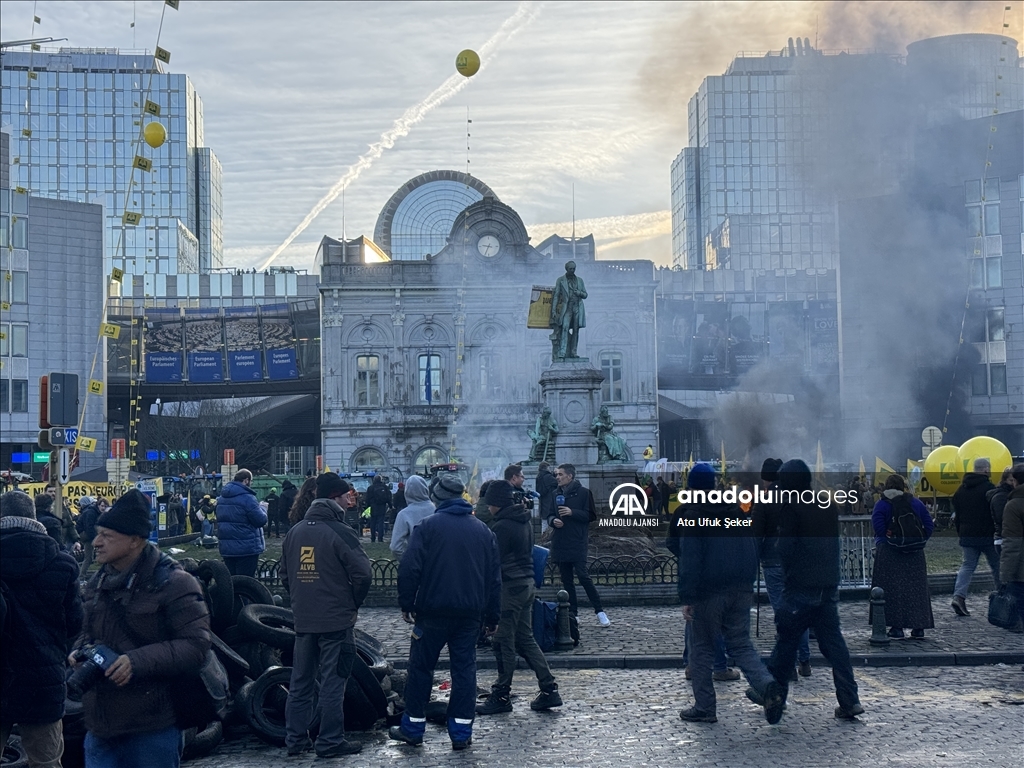 Avrupa Parlamentosu önünde çiftçiler protesto düzenledi