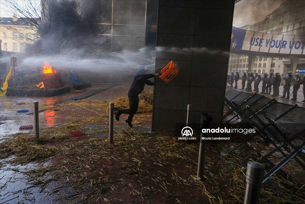 Avrupalı çiftçiler Brüksel'de protestolarını sürdürüyor