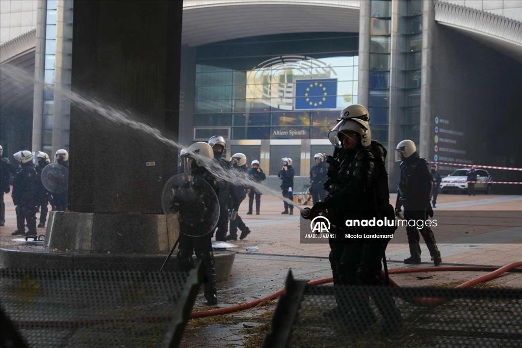 Avrupalı çiftçiler Brüksel'de protestolarını sürdürüyor