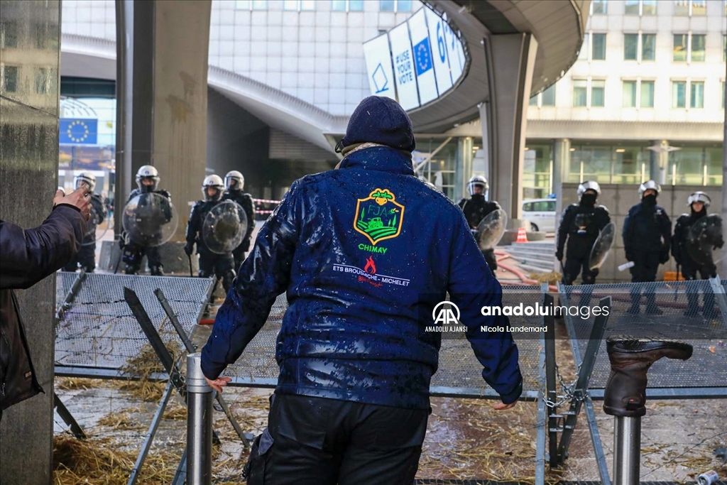 Avrupalı çiftçiler Brüksel'de protestolarını sürdürüyor