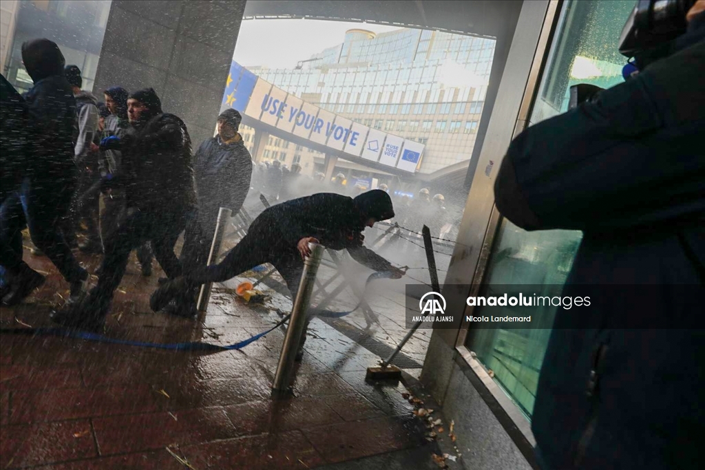 Avrupalı çiftçiler Brüksel'de protestolarını sürdürüyor
