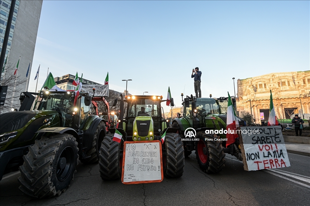 İtalya'da çiftçiler AB tarım politikalarını protesto etti