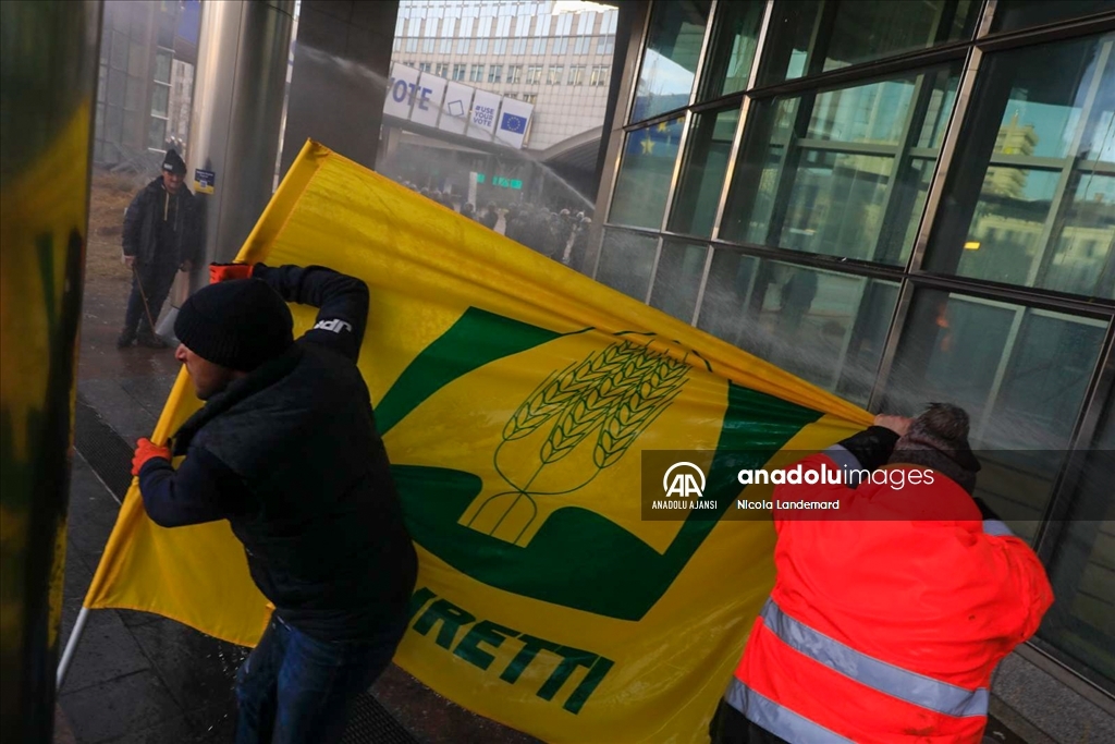 Avrupalı çiftçiler Brüksel'de protestolarını sürdürüyor