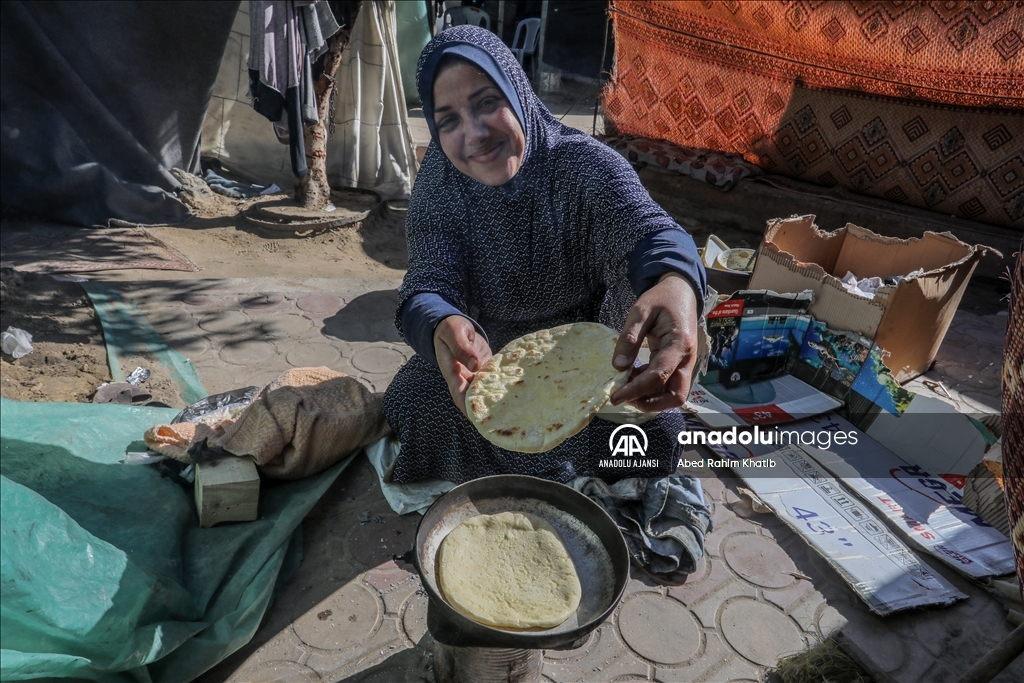 Gazze'de yakıt olmadığı için yemekler odun ateşinde pişiriliyor