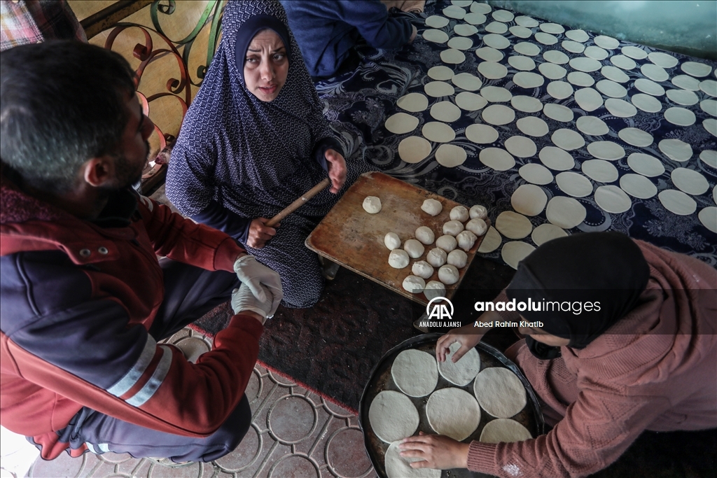 Gazze'de yakıt olmadığı için yemekler odun ateşinde pişiriliyor