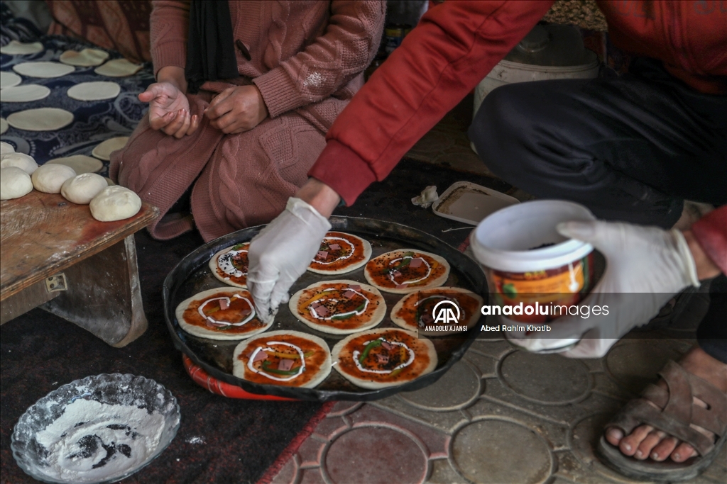 Gazze'de yakıt olmadığı için yemekler odun ateşinde pişiriliyor
