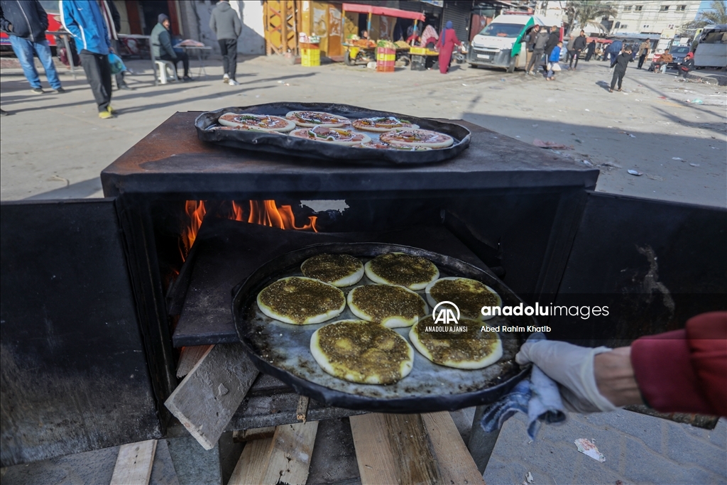 Gazze'de yakıt olmadığı için yemekler odun ateşinde pişiriliyor