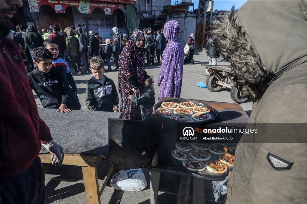 Gazze'de yakıt olmadığı için yemekler odun ateşinde pişiriliyor