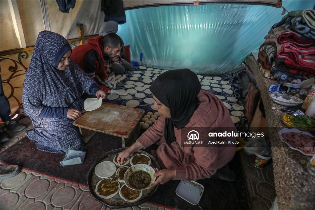 Gazze'de yakıt olmadığı için yemekler odun ateşinde pişiriliyor