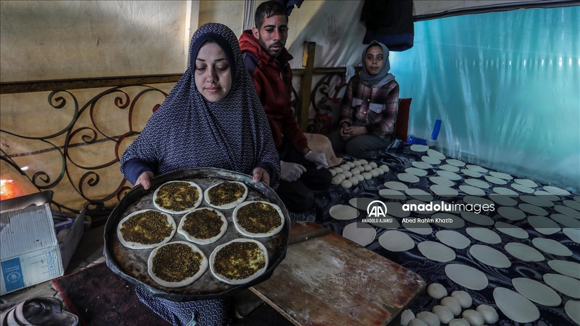 Gazze'de yakıt olmadığı için yemekler odun ateşinde pişiriliyor