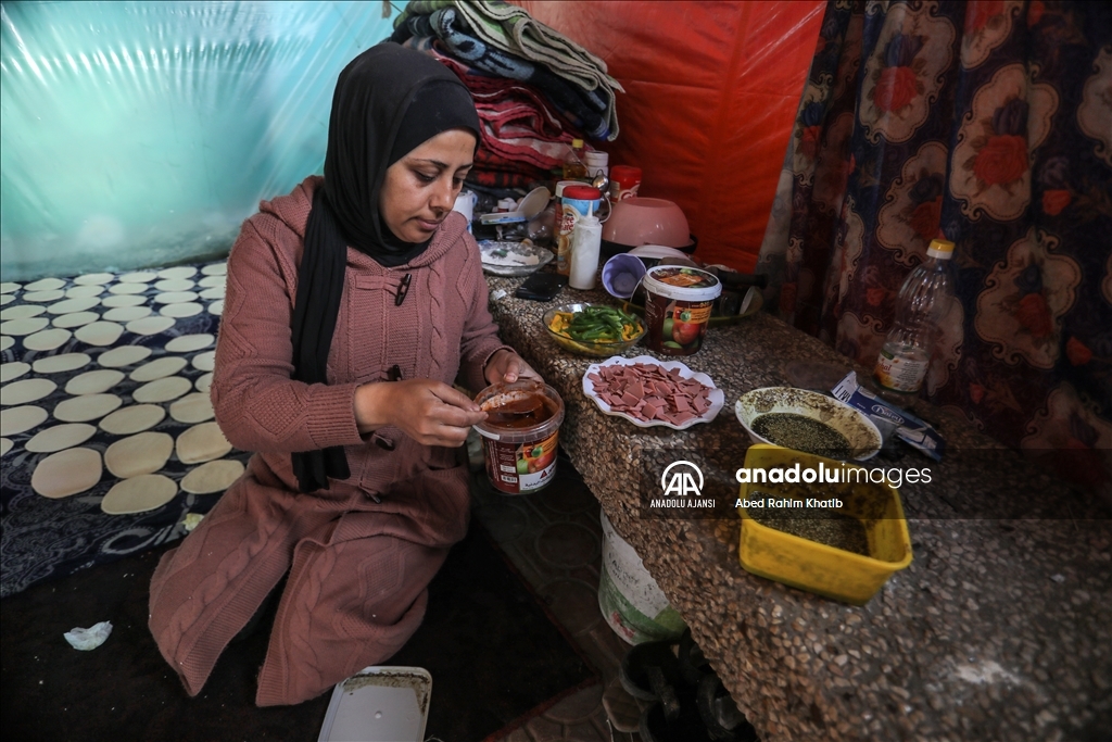 Gazze'de yakıt olmadığı için yemekler odun ateşinde pişiriliyor