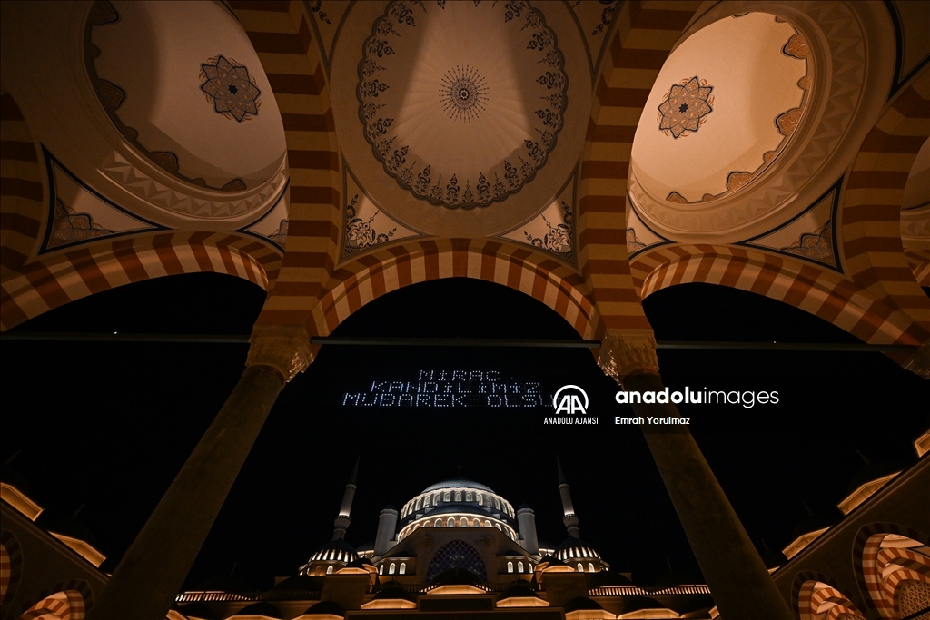 İstanbul'da Miraç Kandili dualarla idrak edildi
