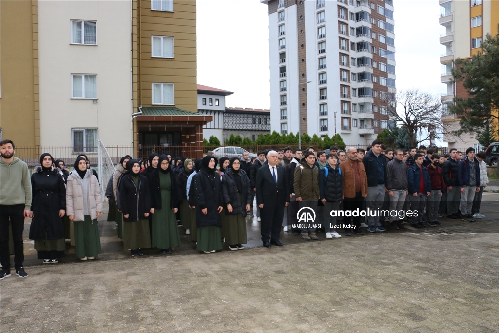Of'taki okullarda depremzedeler için saygı duruşunda bulunuldu