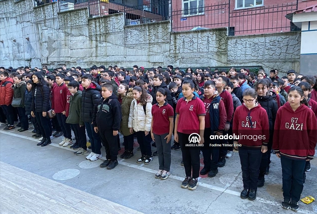 Zonguldak'ta, okullarda 6 Şubat depremlerinde hayatını kaybedenler için saygı duruşunda bulunuldu