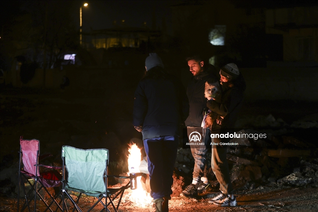Depremzede aileler 6 Şubat'ın yıl dönümünü evlerinin yıkıldığı bölgede geçiriyor