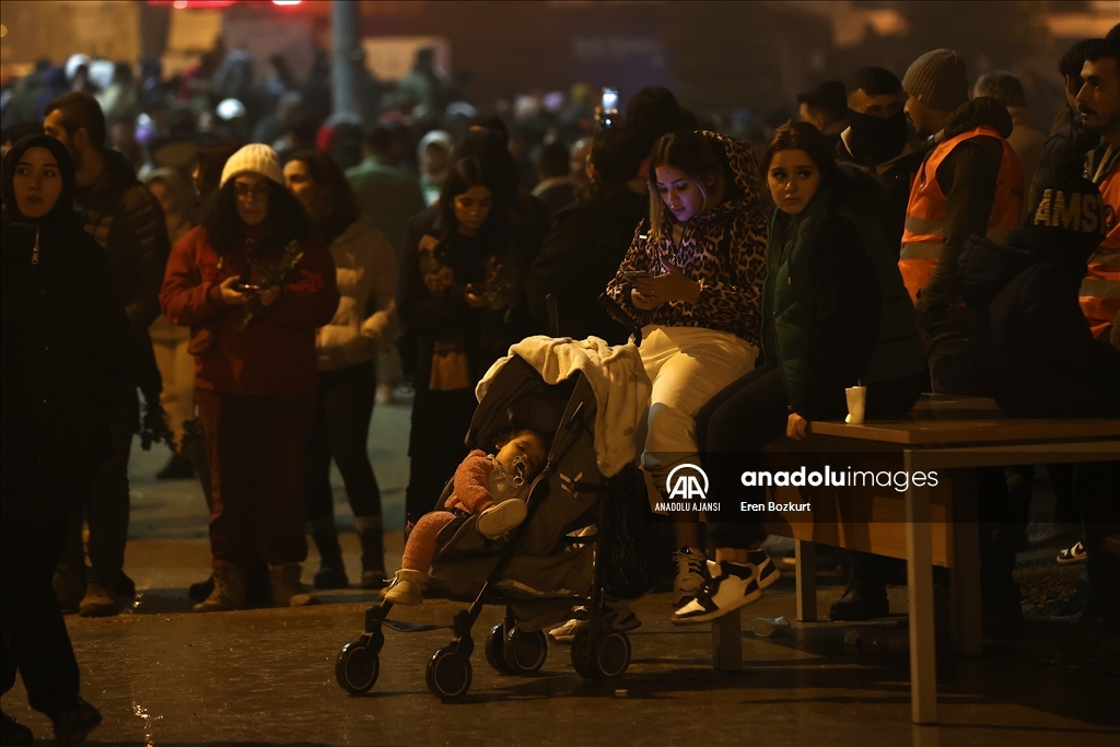 Depremzedeler 6 Şubat'ın yıl dönümünde geceyi sokaklarda geçiriyor