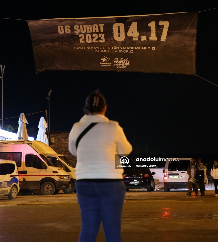 Depremzedeler 6 Şubat'ın yıl dönümünde geceyi sokaklarda geçiriyor
