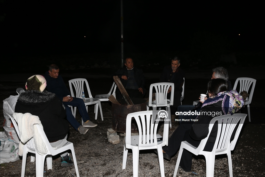Depremzedeler 6 Şubat'ın yıl dönümünde geceyi sokaklarda geçiriyor