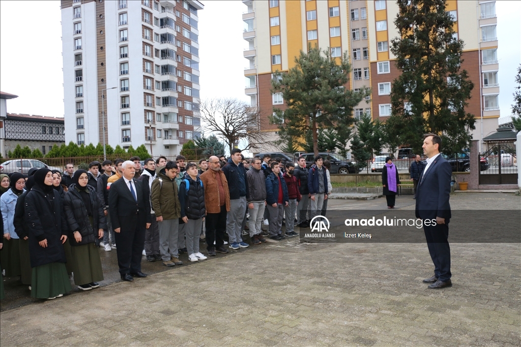 Of'taki okullarda depremzedeler için saygı duruşunda bulunuldu