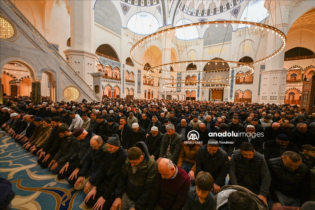 İstanbul'da Miraç Kandili dualarla idrak edildi