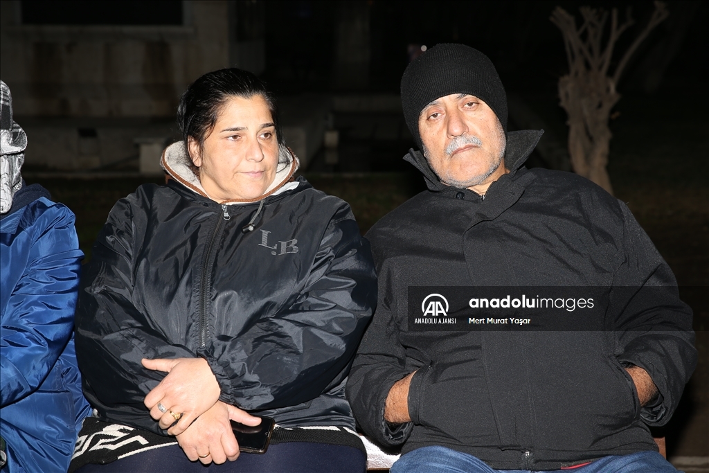 Depremzedeler 6 Şubat'ın yıl dönümünde geceyi sokaklarda geçiriyor