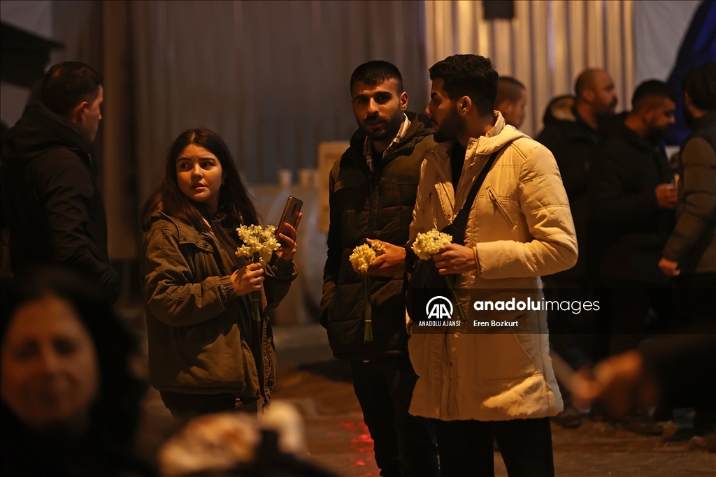 Depremzedeler 6 Şubat'ın yıl dönümünde geceyi sokaklarda geçiriyor