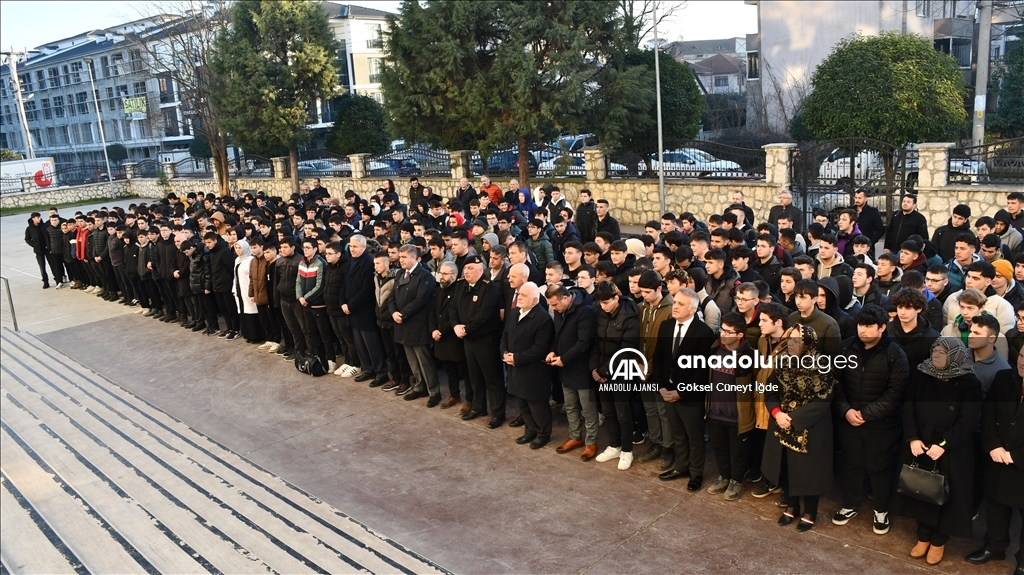 Düzce'deki okullarda 6 Şubat depremlerinde hayatını kaybedenler anıldı