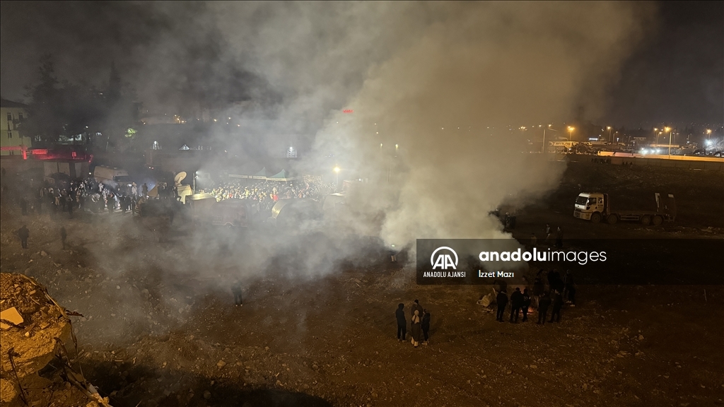 Depremzede aileler 6 Şubat'ın yıl dönümünü evlerinin yıkıldığı bölgede geçiriyor