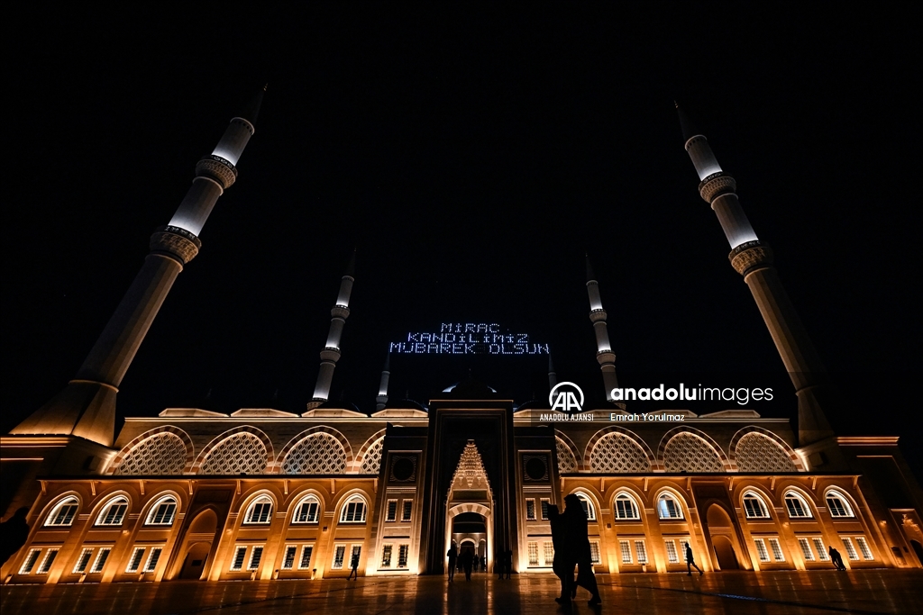 İstanbul'da Miraç Kandili dualarla idrak edildi