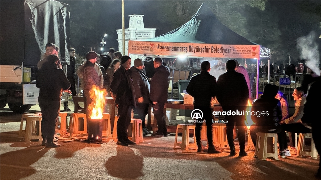 Depremzede aileler 6 Şubat'ın yıl dönümünü evlerinin yıkıldığı bölgede geçiriyor