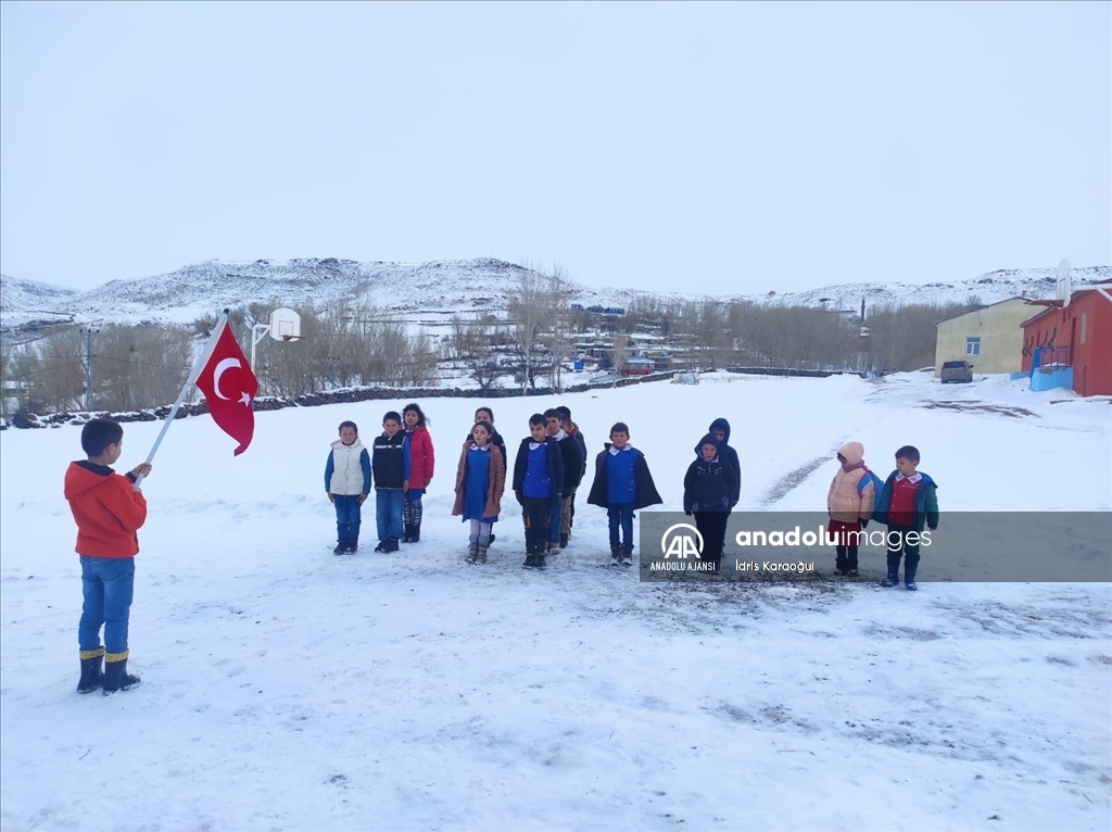 Kars'taki okullarda 6 Şubat depremlerinde hayatını kaybedenler için saygı duruşunda bulunuldu