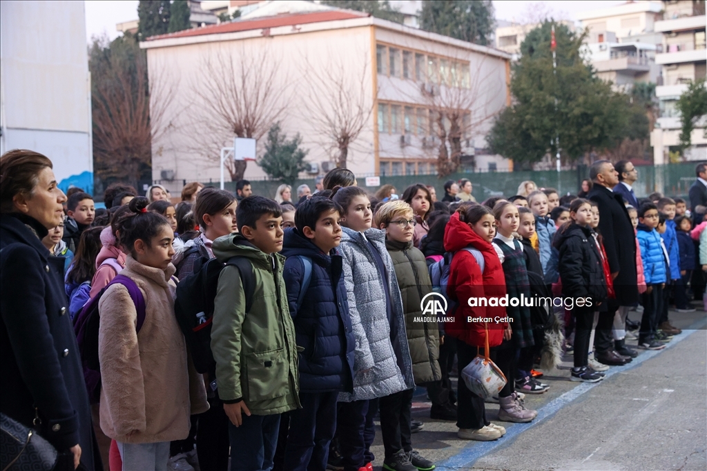 İzmir'deki tüm okullarda depremde hayatını kaybedenler için saygı duruşunda bulunuldu