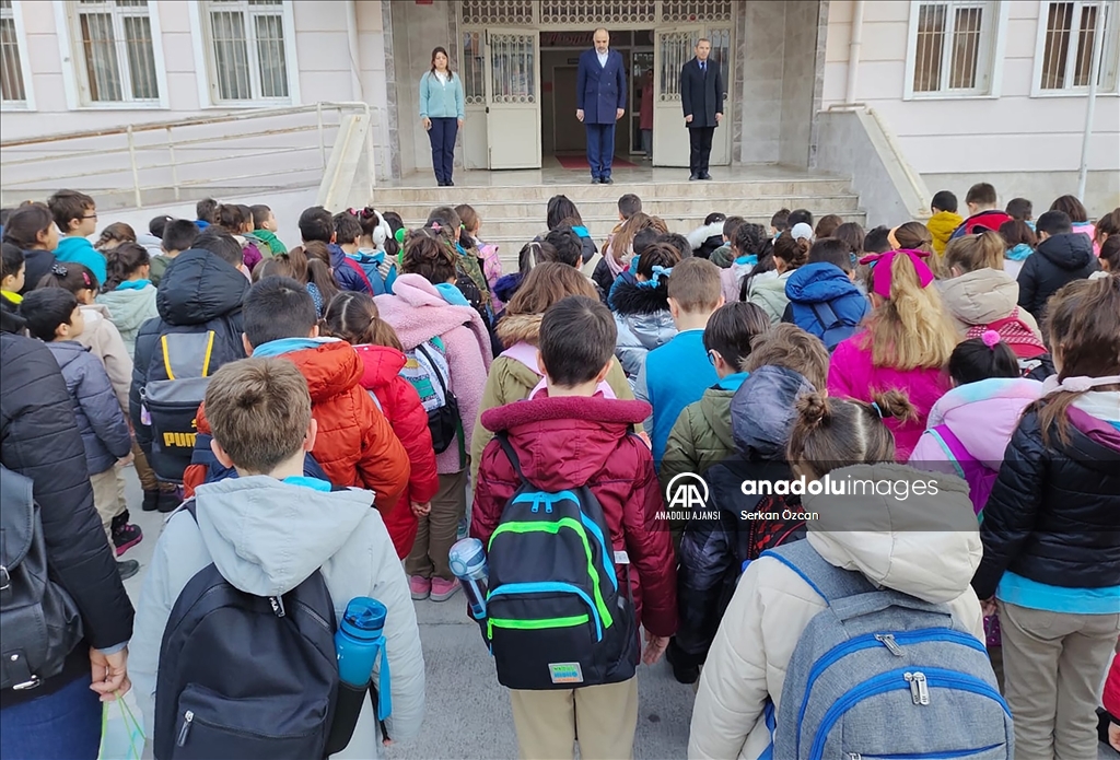 Manisa'daki okullarda depremde hayatını kaybedenler için saygı duruşunda bulunuldu