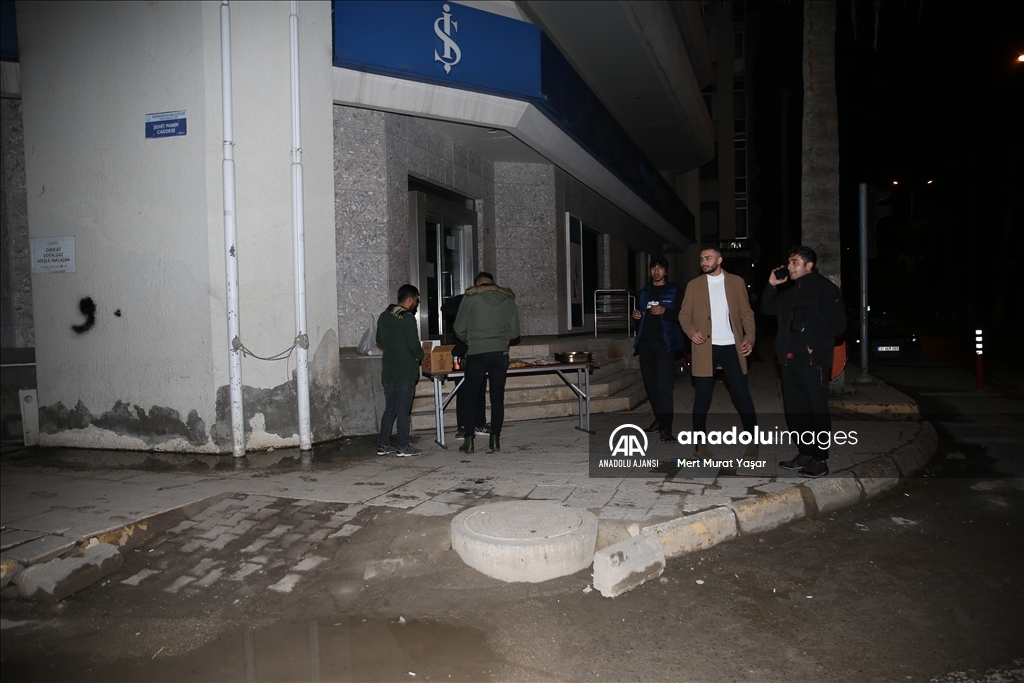 Depremzedeler 6 Şubat'ın yıl dönümünde geceyi sokaklarda geçiriyor