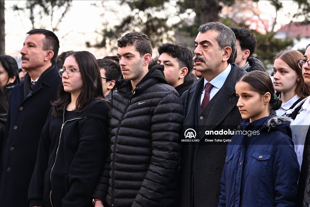 Depremlerde hayatını kaybedenler için okullarda saygı duruşunda bulunuldu