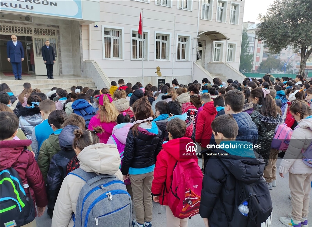 Manisa'daki okullarda depremde hayatını kaybedenler için saygı duruşunda bulunuldu