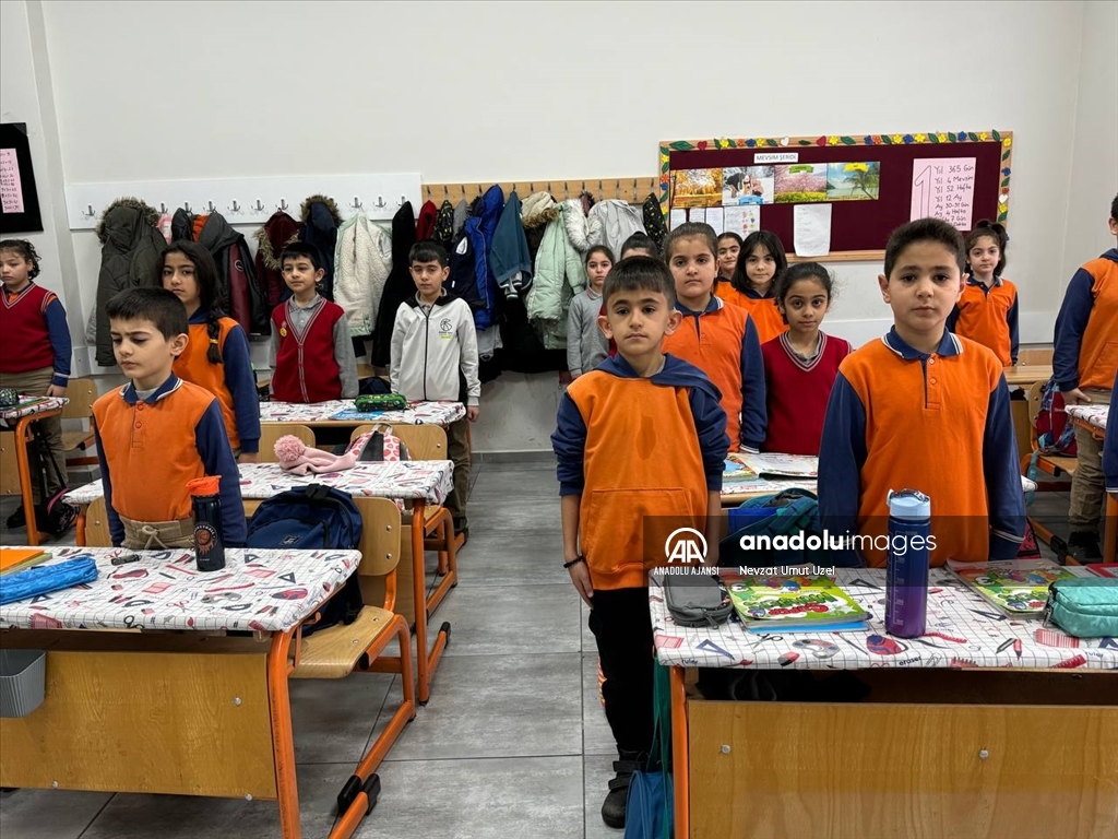 Van'daki okullarda 6 Şubat depremlerinde hayatını kaybedenler anıldı