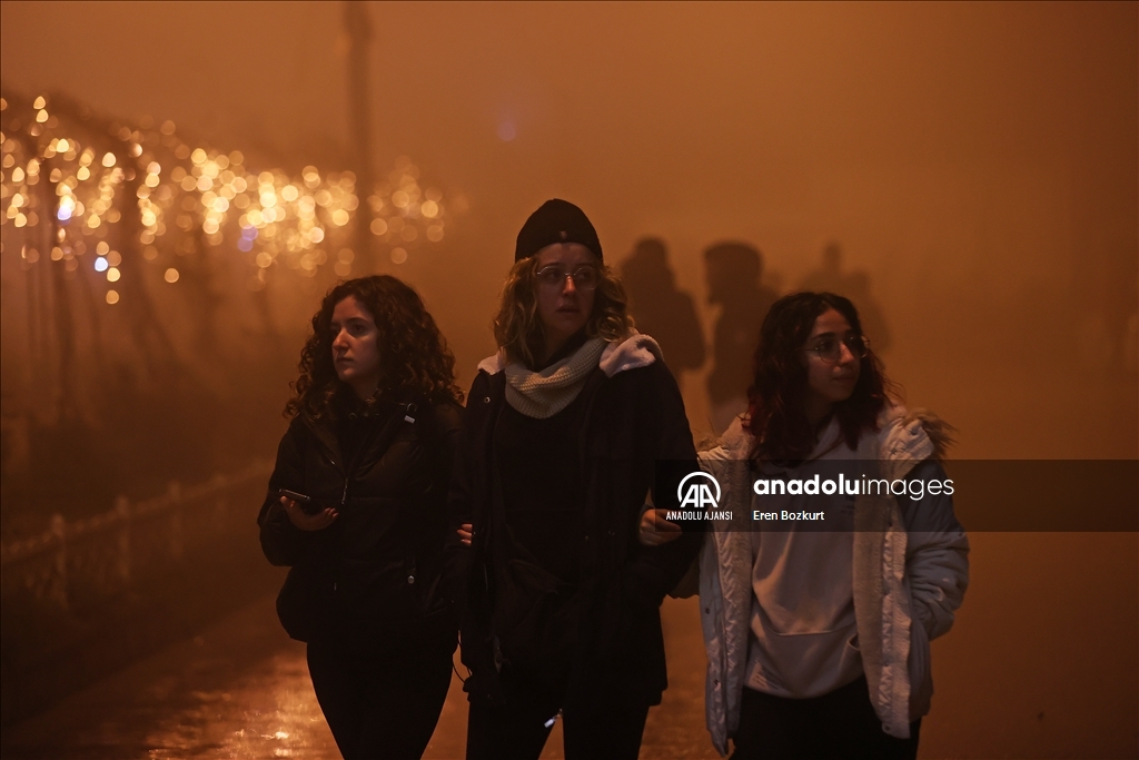 Depremzedeler 6 Şubat'ın yıl dönümünde geceyi sokaklarda geçiriyor