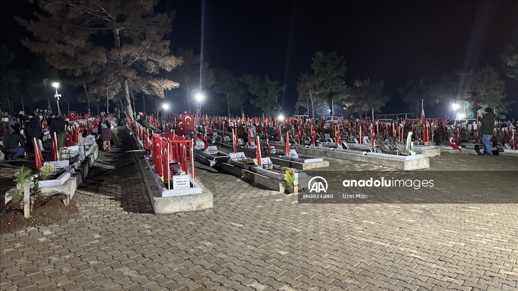 Depremzede aileler 6 Şubat'ın yıl dönümünü evlerinin yıkıldığı bölgede geçiriyor