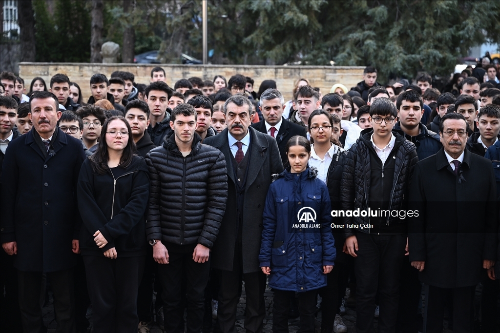 Depremlerde hayatını kaybedenler için okullarda saygı duruşunda bulunuldu