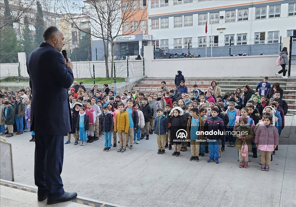 Manisa'daki okullarda depremde hayatını kaybedenler için saygı duruşunda bulunuldu