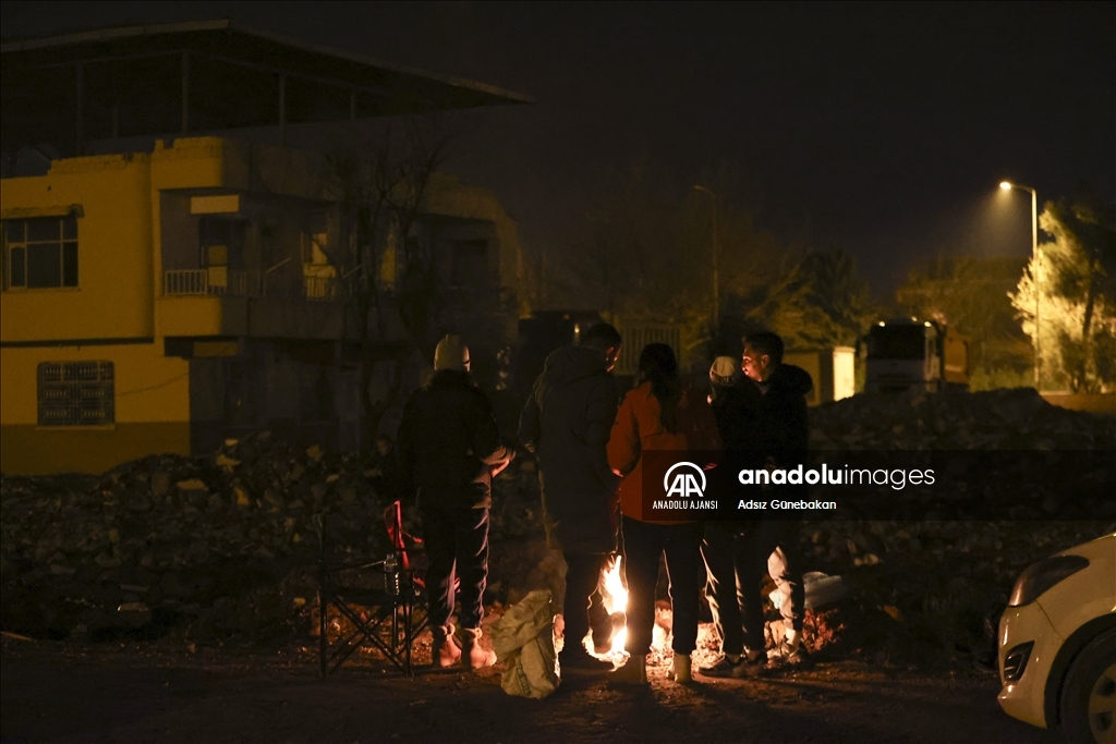 Depremzede aileler 6 Şubat'ın yıl dönümünü evlerinin yıkıldığı bölgede geçiriyor
