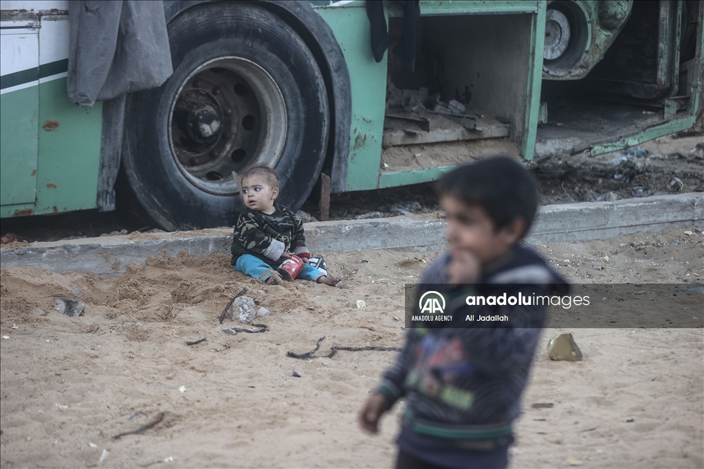Palestinian families try to seek refuge in Deir Balah