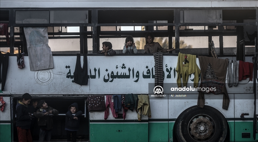 Palestinian families try to seek refuge in Deir Balah