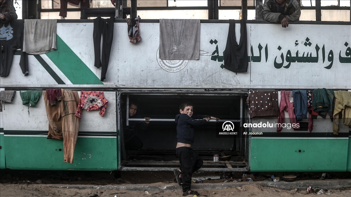 Palestinian families try to seek refuge in Deir Balah