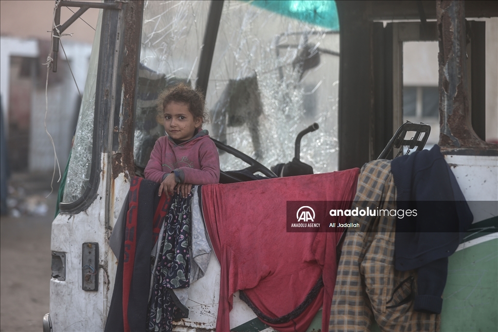 Palestinian families try to seek refuge in Deir Balah