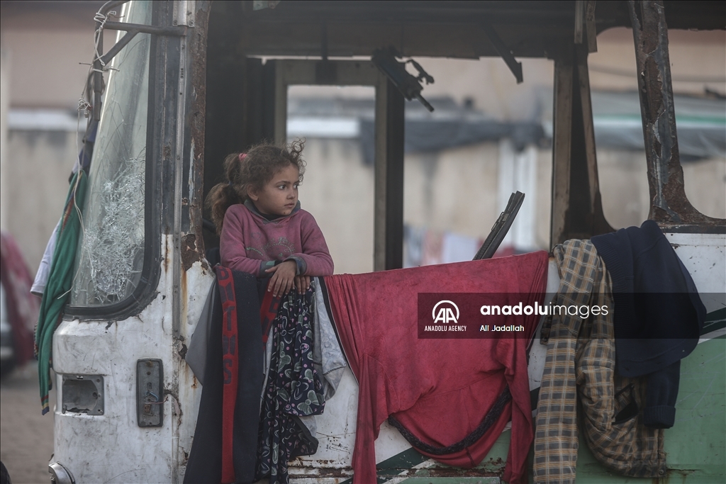 Palestinian families try to seek refuge in Deir Balah