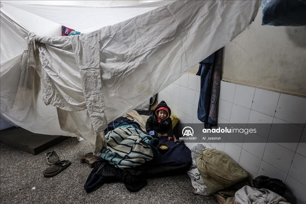Palestinian families try to seek refuge in Deir Balah